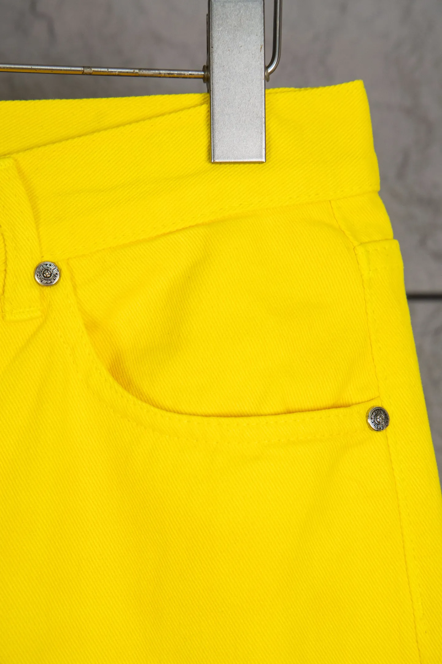 P290 top version CH Chromehearts 2025 new Paris-limited yellow large cross jeans, top ceiling quality, styles with different wash textures, very friendly to people with thin legs and thick legs, straight and loose version very flattering leg shape, timeless moderate length, easy to match with casual, basic styling for various styles, a must-have in the wardrobe! The fabric is stiff but also makes the upper body soft without losing texture. The washing process is even more perfect. It is a must-have item for everyone! ! ! Washed wheat, hang tag, pants label, three complete labels, color: yellow, size: 28, 30, 32, 34